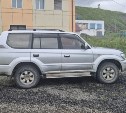 Водитель Toyota Land Cruiser наехал на пенсионерку, выезжая со двора дома в Углегорске