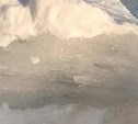 Сахалинец показал гору ледяных глыб, которые "прятались" на крыше многоэтажки