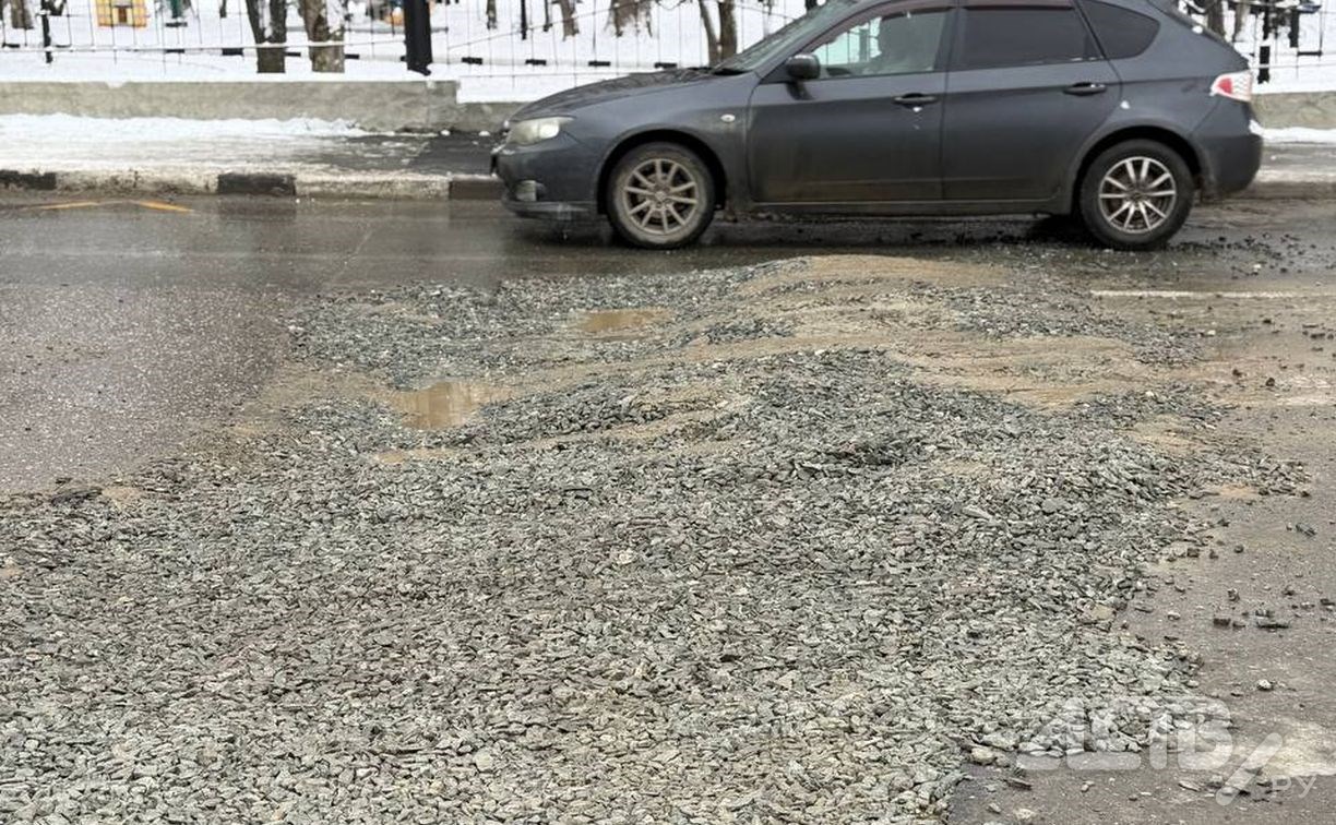 В Южно-Сахалинске начали ремонт на улице Детской, где машины цепляли дорогу "пузом"