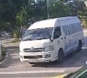 "Решил, что он пешеход": водитель на микроавтобусе в Южно-Сахалинске нарушил ПДД на "зебре" рядом с ГАИ