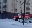 Квартира загорелась в пятиэтажном доме в Макарове