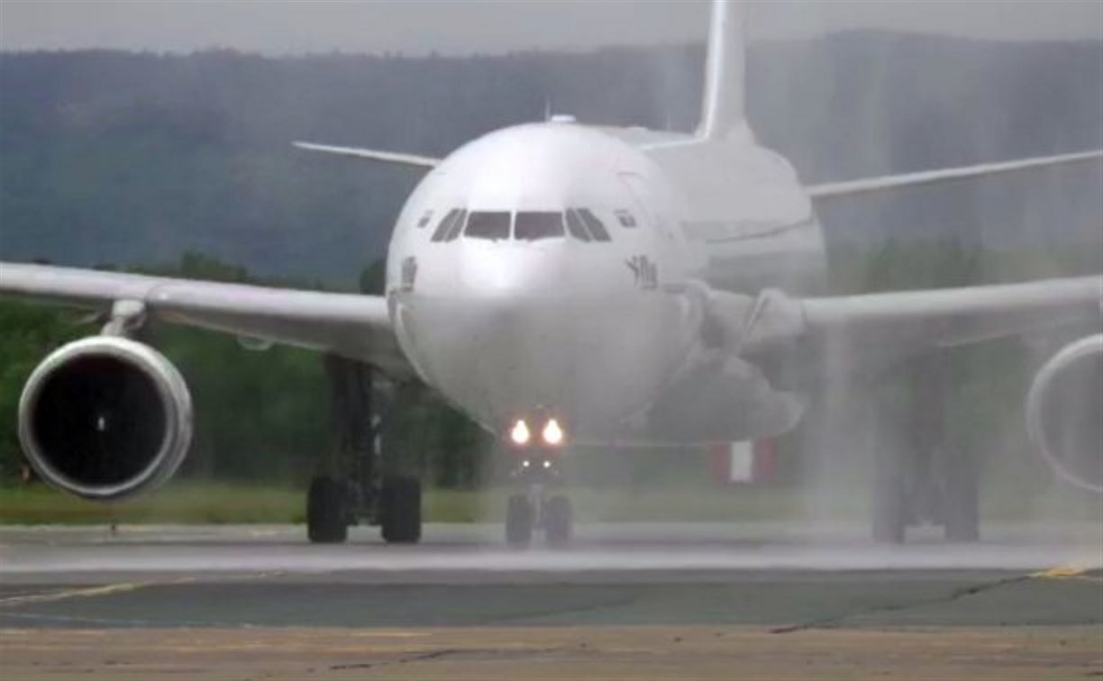 В аэропорту Южно-Сахалинска приземлился первый чартерный самолёт с туристами