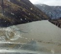 Дорога из Холмска в Невельск частично затоплена талой водой