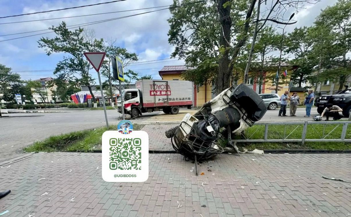 На Сахалине при столкновении грузовика и квадроцикла погиб мужчина