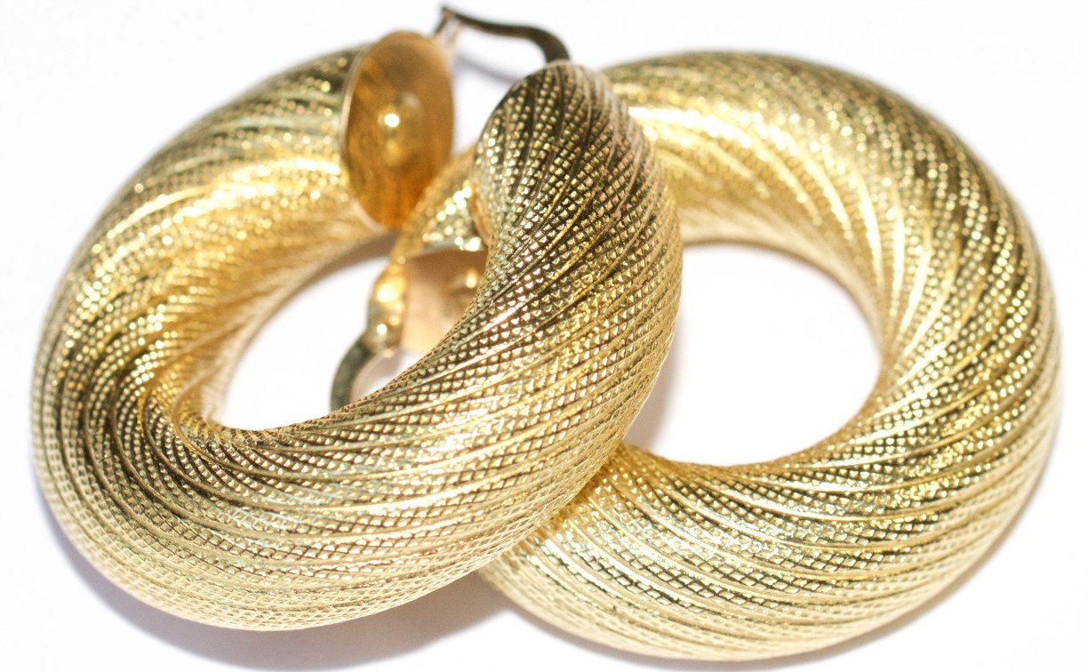 Невнимательный вор в Южно-Сахалинске не заметил золото в украденном портмоне 