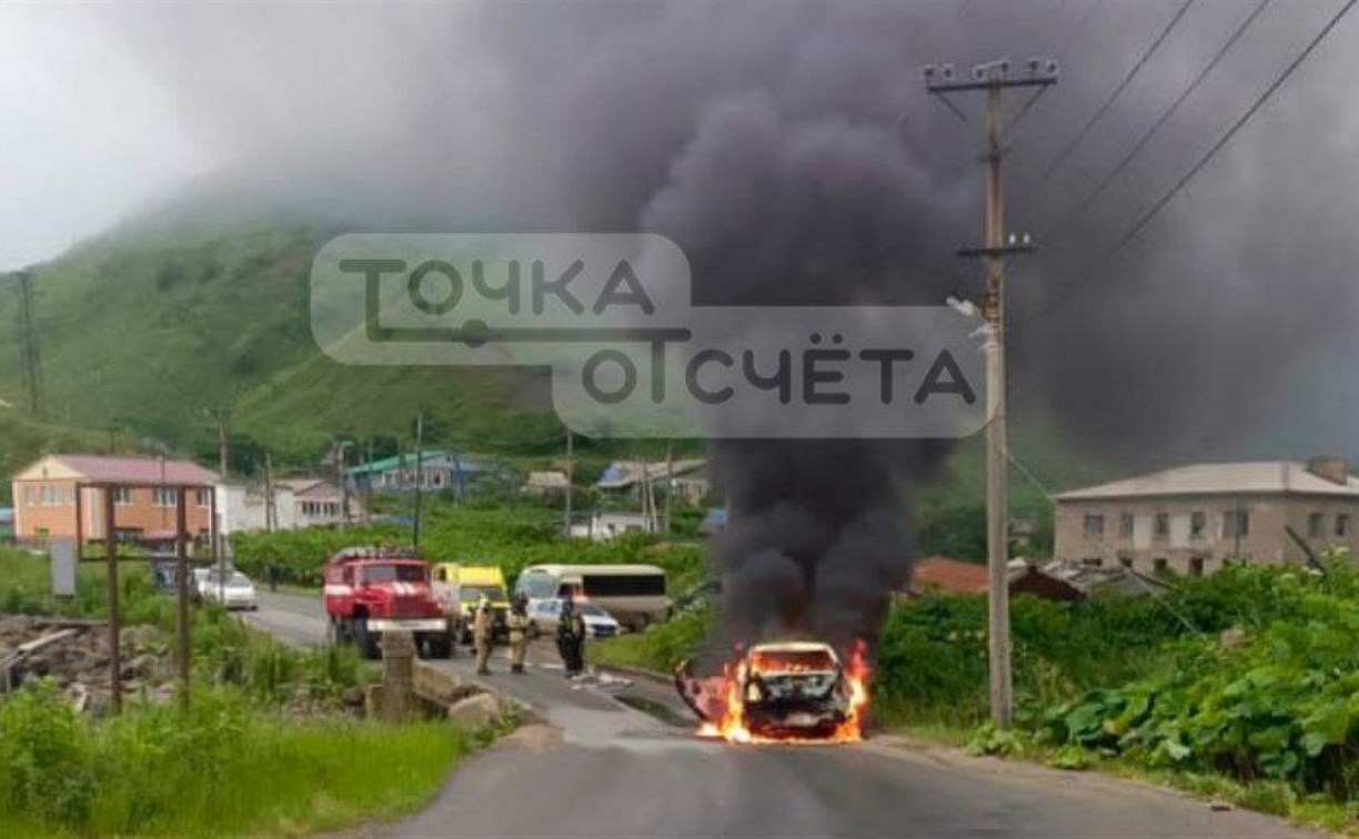 Автомобиль сгорел на дороге в Холмском районе