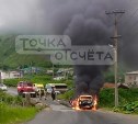 Автомобиль сгорел на дороге в Холмском районе