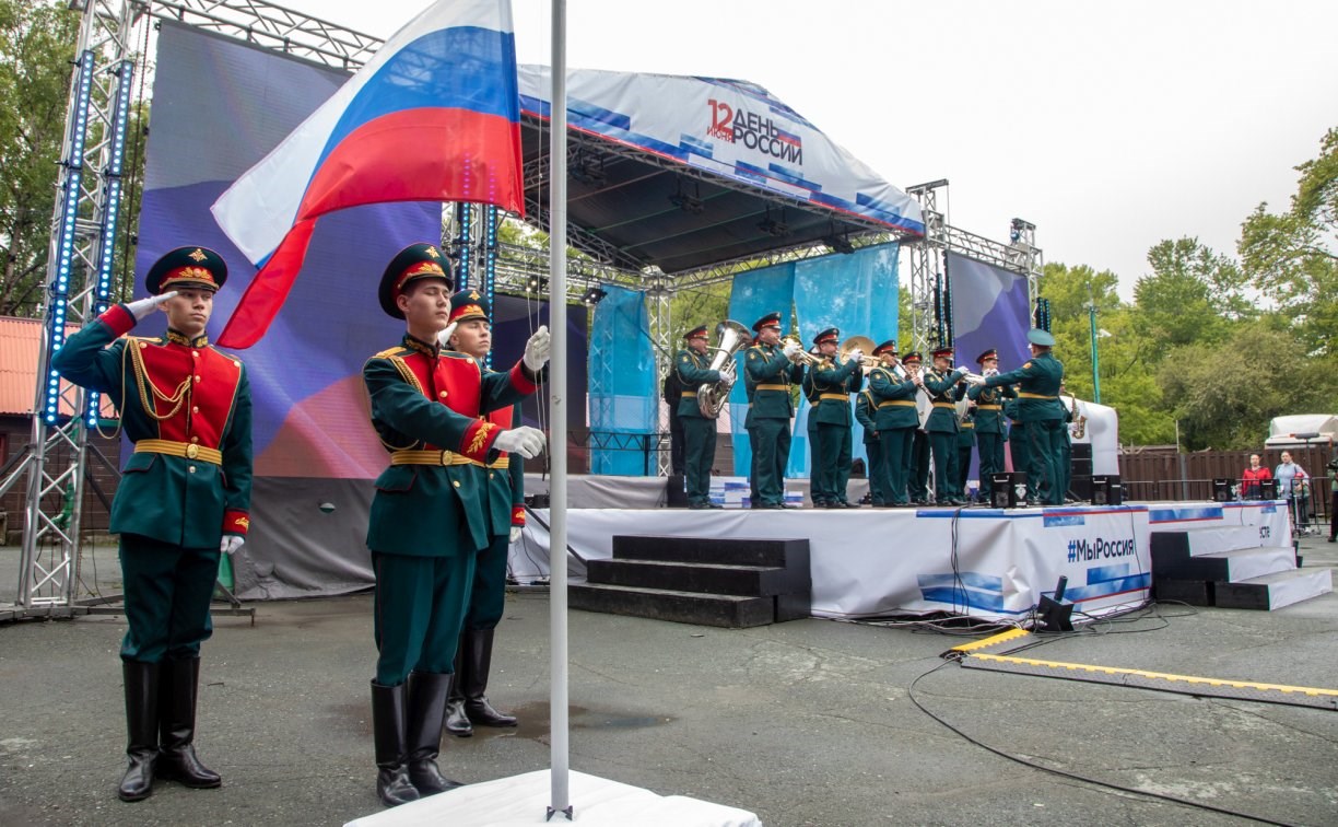 В День России в Южно-Сахалинске состоялся автопробег машин с символикой "Z"