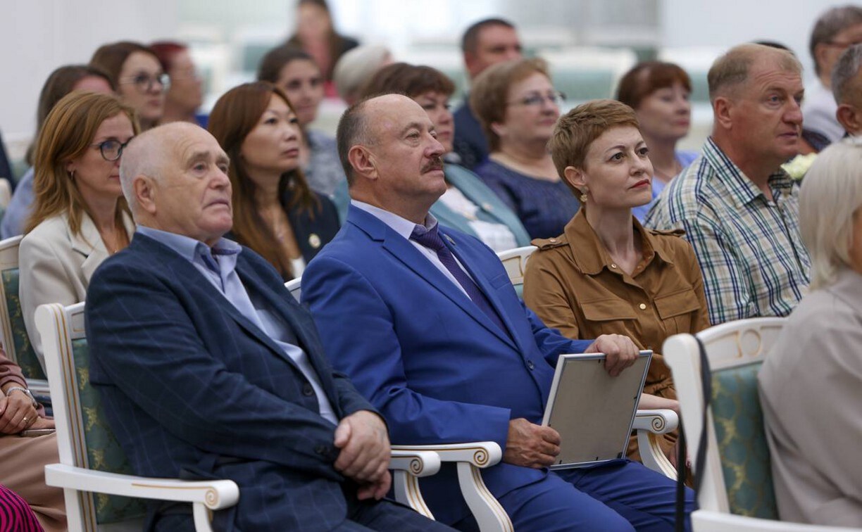 Заслуженных работников профсоюзного движения Сахалина и Курил поздравили с вековым юбилеем