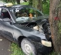 Автомобиль такси врезался в дерево в Корсакове
