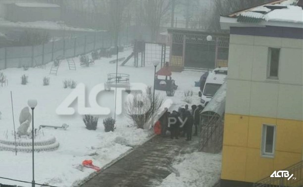 В Долинске с крыши детского сада упали двое рабочих