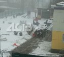 В Долинске с крыши детского сада упали двое рабочих