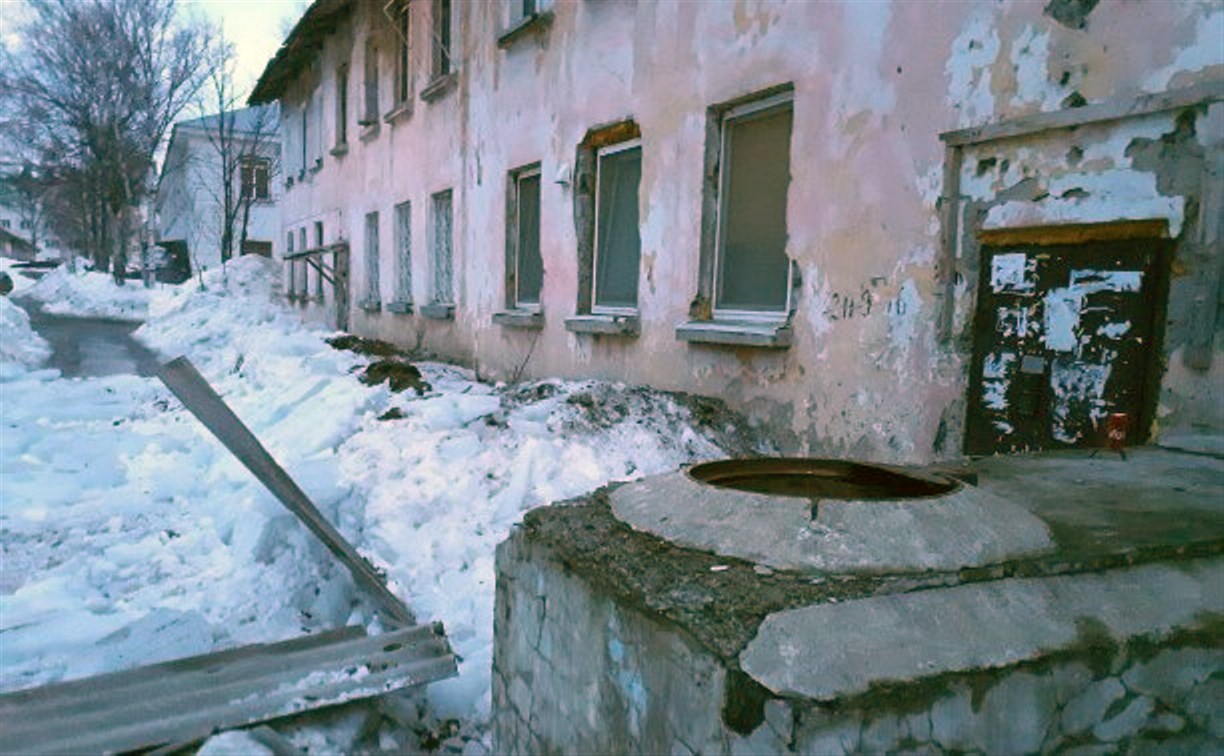 В центре Южно-Сахалинска с дома сошли снег и крыша