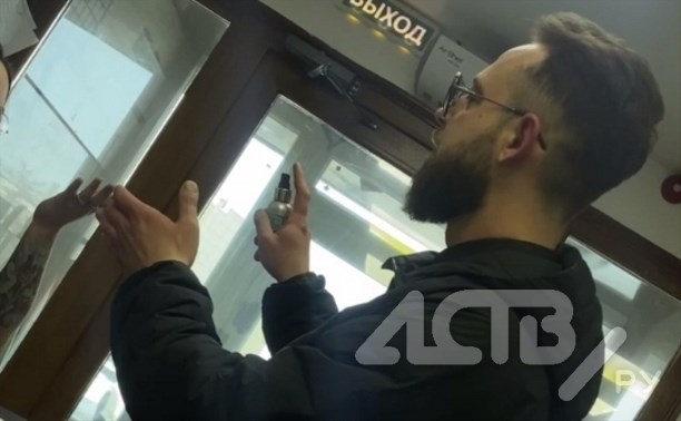 "Я - судья": на Сахалине мужчина ворвался в салон, съел конфеты, облил женщин духами и обматерил