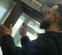 "Я - судья": на Сахалине мужчина ворвался в салон, съел конфеты, облил женщин духами и обматерил