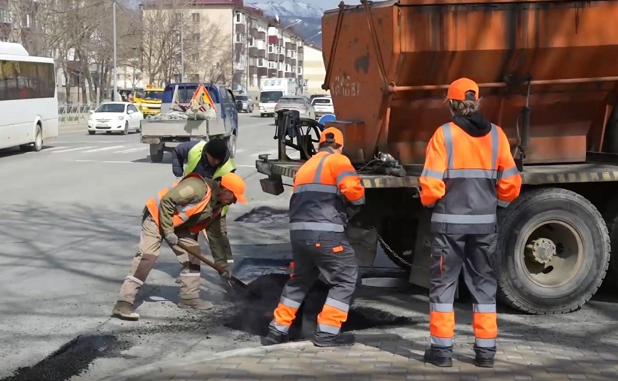 После зимы в Южно-Сахалинске зафиксировали вдвое меньше ям, чем обычно 