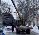 В Южно-Сахалинске на спецстоянку эвакуировали автомобили, припаркованные с нарушениями 