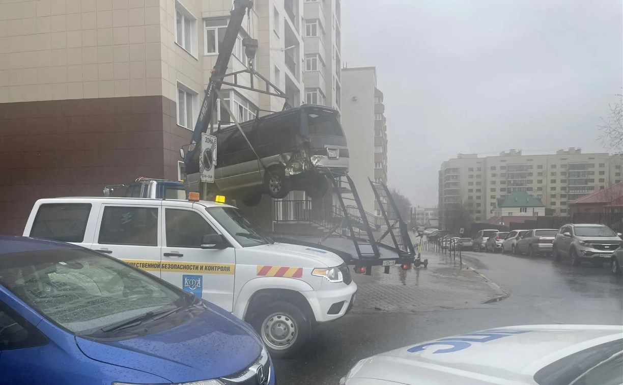 Эвакуатор увёз авто, припаркованное на тротуаре в ЖК "Аралия"