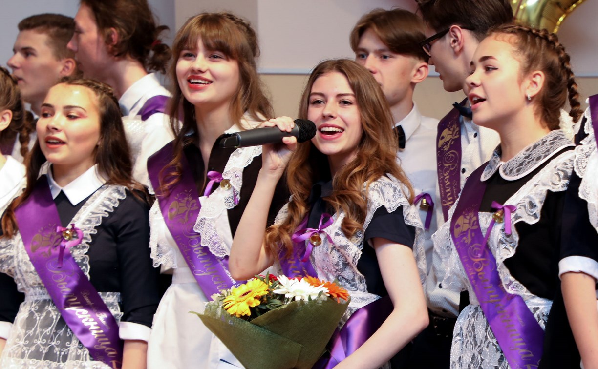 В Южно-Сахалинске закончили учиться в 49 одиннадцатых классах