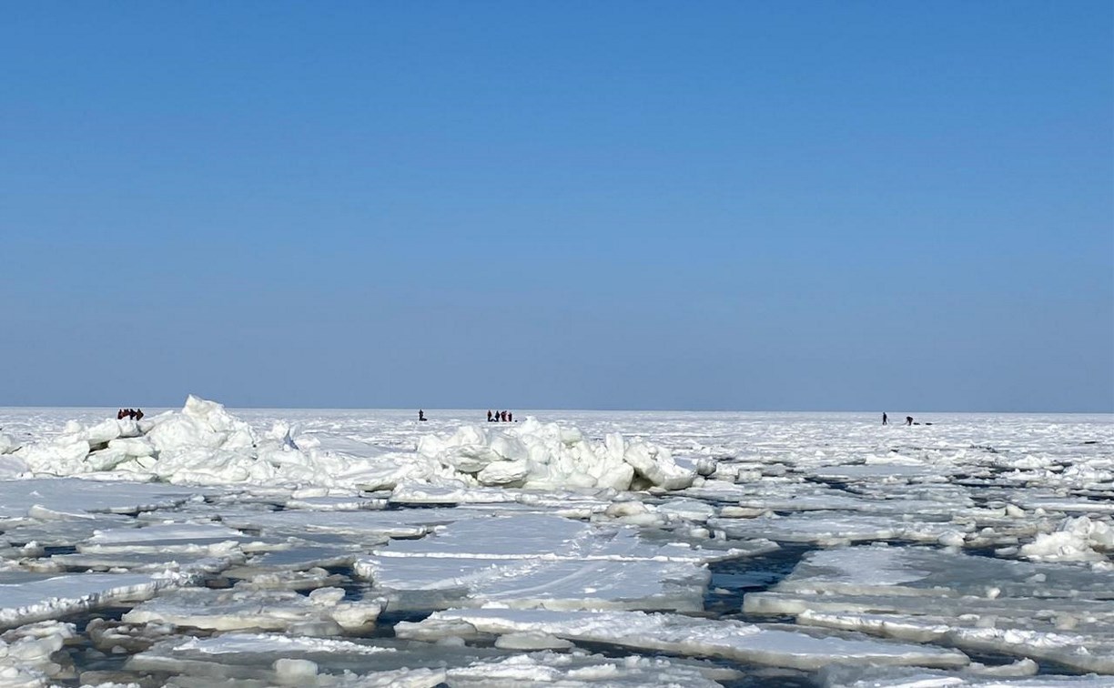 Сахалинских рыбаков унесло на льдинах в заливе Мордвинова
