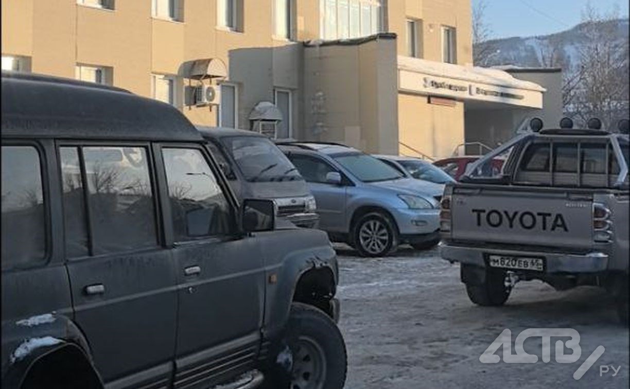 "Будь добр, набери": сахалинец просит отозваться автомобилиста, повредившего кузов его "Джимника"