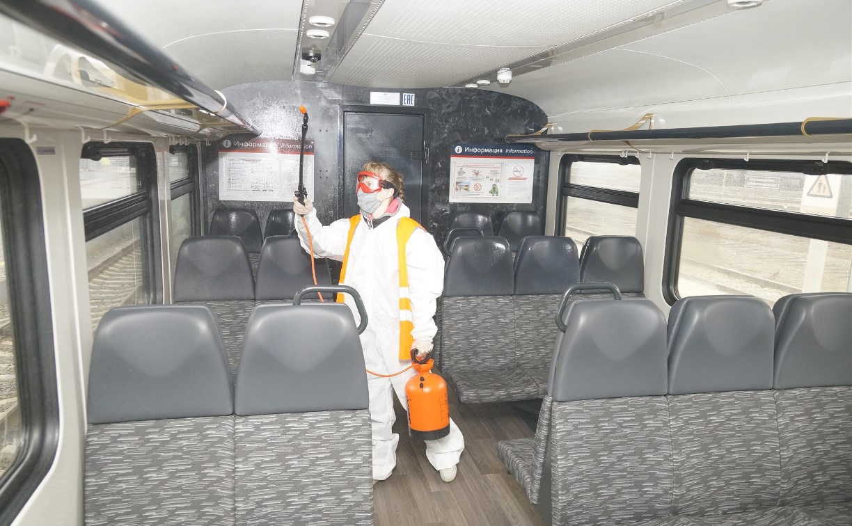 Поезда на Сахалине дезинфицируют для снижения эпидемиологической угрозы