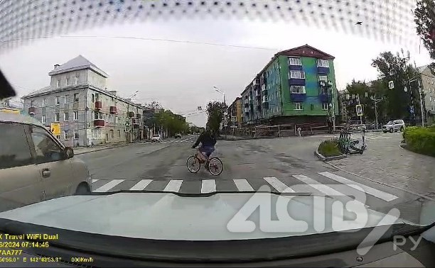 Отчаянный велосипедист едва не попал под колёса автомобиля в Южно-Сахалинске