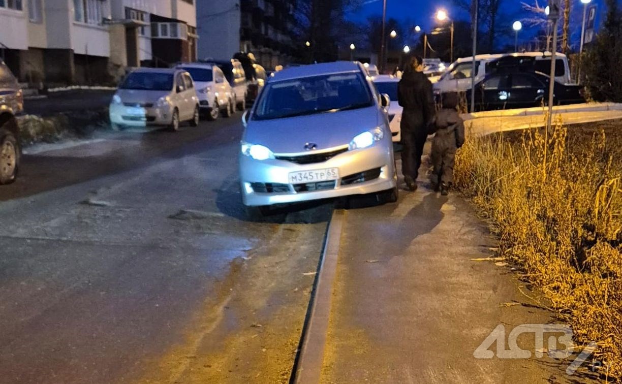В Южно-Сахалинске возле детсада "Матрёшка" каждое утро водители выстраиваются на тротуаре в "паровозик"