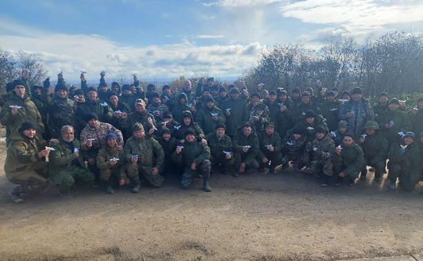 Ногликские дети-инвалиды сделали и подарили сахалинским военным бумажных ангелов