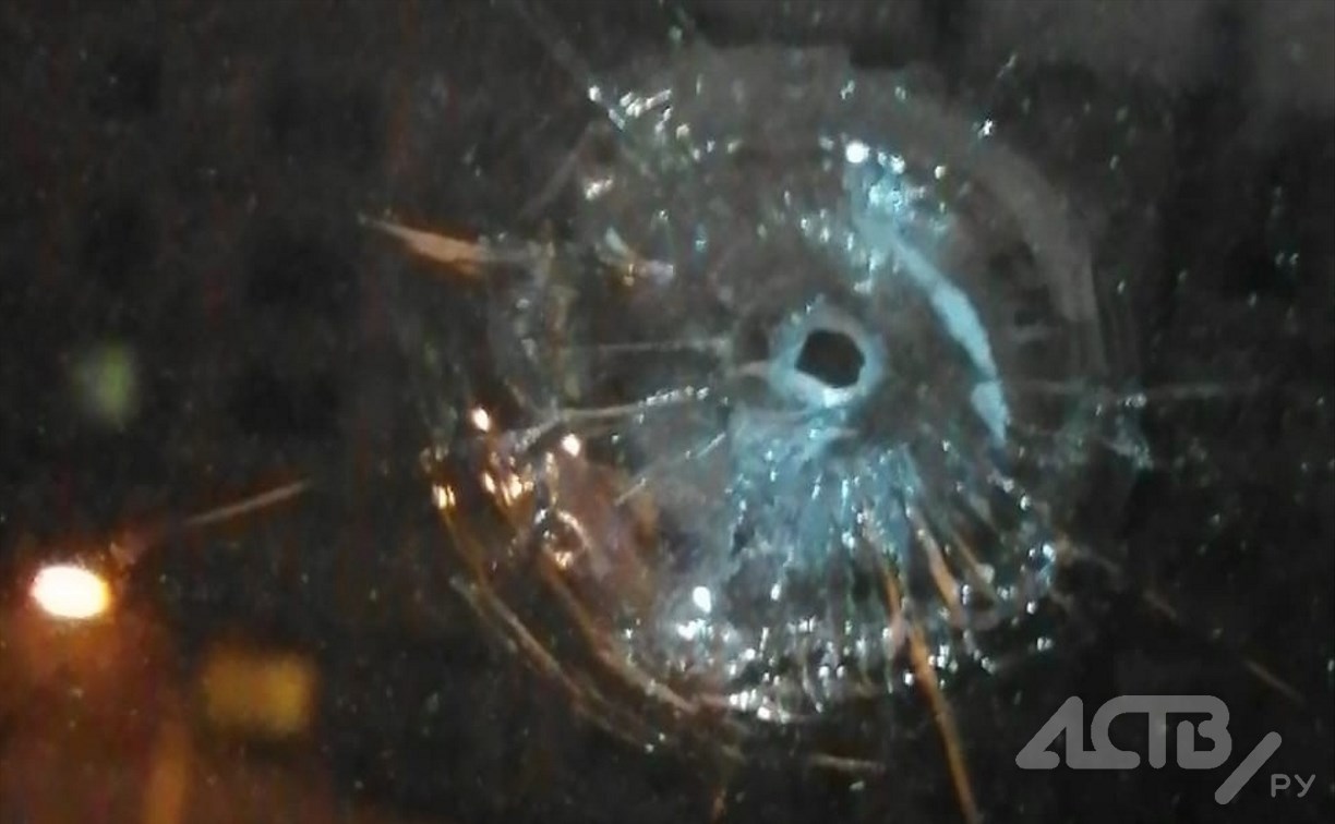 Неизвестные прострелили окно многоэтажки в Южно-Сахалинске