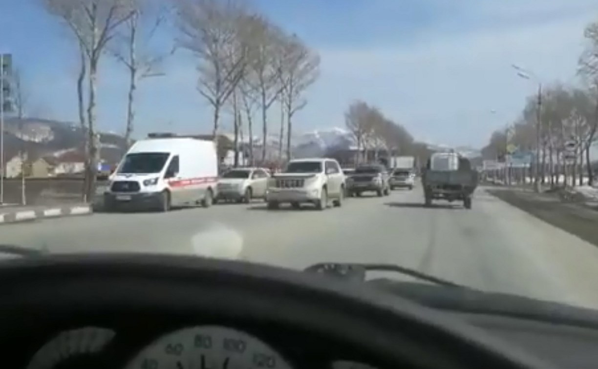 По дороге в аэропорт Южно-Сахалинска перевернулся автомобиль 