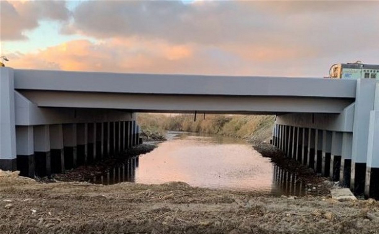 Строительство моста через ручей завершилось на автодороге Невельск – Томари – аэропорт Шахтерск