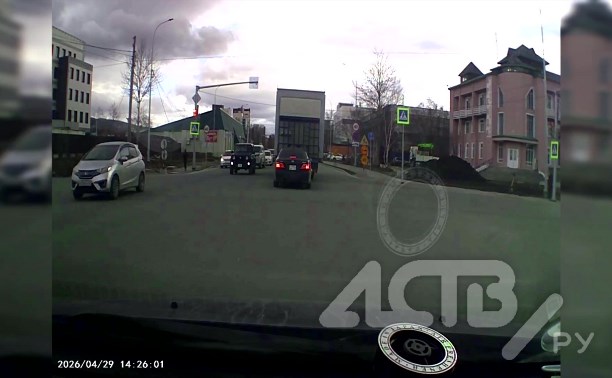 Водитель грузовика на Сахалине несколько раз наехал на легковушку и не заметил этого