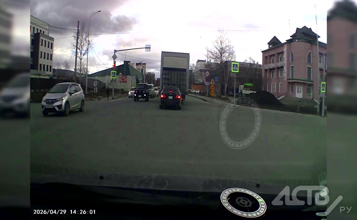 Водитель грузовика на Сахалине несколько раз наехал на легковушку и не заметил этого