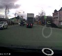 Водитель грузовика на Сахалине несколько раз наехал на легковушку и не заметил этого