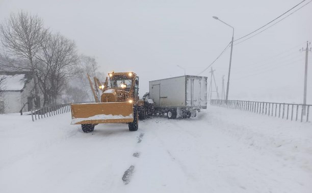 "Маралы ...ые!": водитель грейдера на Сахалине обложил матом автомобилистов, которые лезут под нож