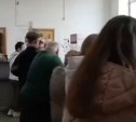 Одна за всех: жители Корсакова стоят в многочасовых очередях в отделении Почты России