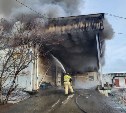 МЧС: огонь на складе в Корсакове разошелся на площади 450 квадратных метров