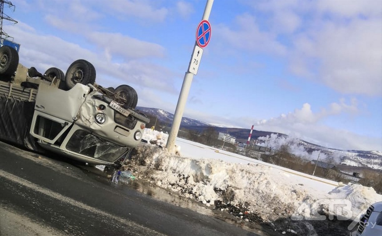 УАЗ перевернулся при столкновении с Toyota Allex в Южно-Сахалинске