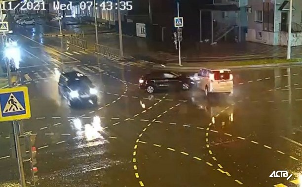 Появилось видео утреннего ДТП в Южно-Сахалинске на улице Пограничной