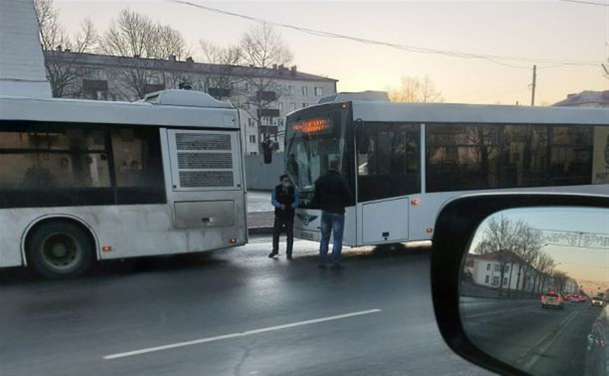 Два пассажирских автобуса столкнулись на остановке в Южно-Сахалинске