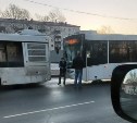 Два пассажирских автобуса столкнулись на остановке в Южно-Сахалинске