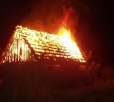 Крыша дома сгорела ночью в Южно-Сахалинске 
