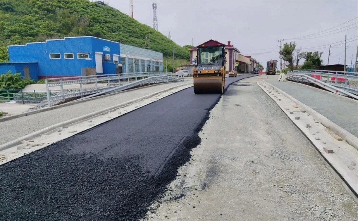 В Холмском районе приступили к асфальтированию моста через реку Правда  