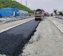 В Холмском районе приступили к асфальтированию моста через реку Правда  