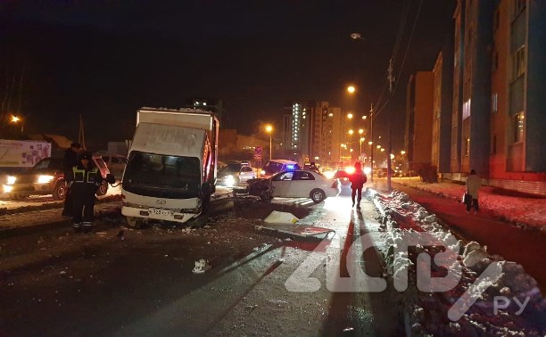Жёсткое ДТП в Южно-Сахалинске: Toyota Corolla "размотало" при встрече с грузовиком