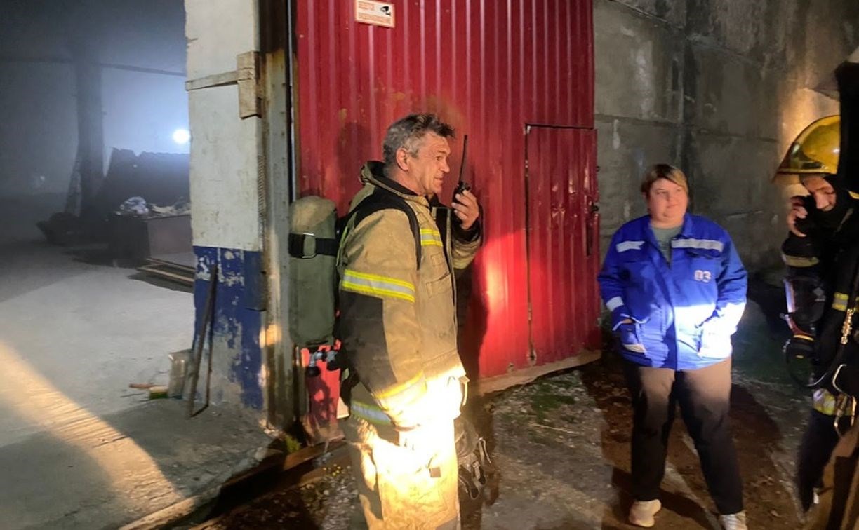 Два пожарных расчёта стянулись к пылающей бытовке в Южно-Сахалинске