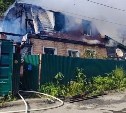 Полыхали оба этажа и крыша: в Холмске потушили пожар в жилом доме