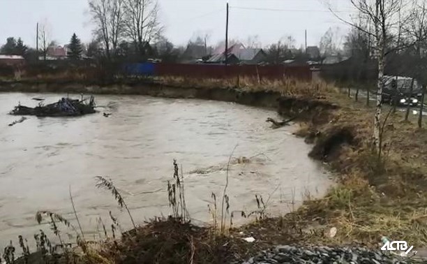 Ливень смыл бюджетные деньги, выделенные на укрепление берегов сахалинского ручья
