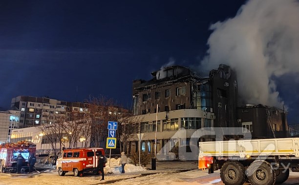 Пожар в "Трёх семёрках": ликвидация возгорания в центре Южно-Сахалинска продолжается